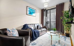 City Centre - Chinatown - Apartment - Balcony - Secure Parking - Fast Wifi - 39A